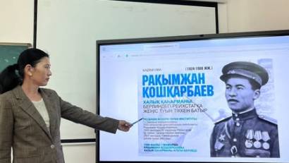 Рахымжан Қошқарбаевтың туылғанына 100-жыл толуына орай &quot;Рахымжан Қошқарбаев Рейхстагқа тігілген ту&quot; тақырыбында  8 &quot;А&quot; сынып оқушыларымен біріңғай сынып сағаты өткізілді.
