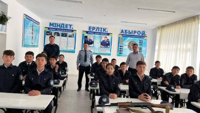 ТЕОРИЯДАН ПРАКТИКАҒА: «ЖАС САҚШЫ» СЫНЫБЫНЫҢ ОҚУШЫЛАРЫМЕН КЕЗДЕСКЕН ПОЛИЦЕЙЛЕР ТӘЖІРИБЕЛЕРІМЕН БӨЛІСТІ